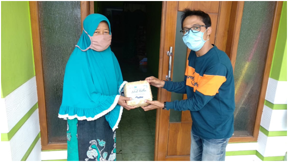 Penyerahan Daging Qurban kepada Ibu RT di desa Melaten